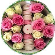 Round box with macarons